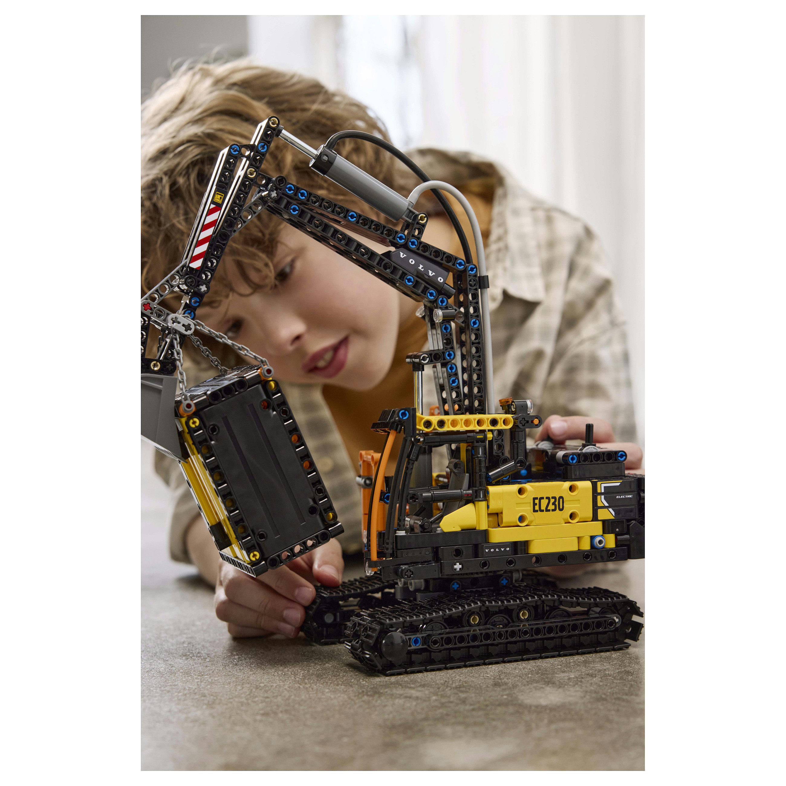 LEGO Technic Volvo FMX Truck with EC230 Electric Crawler Excavator 42175 - 3