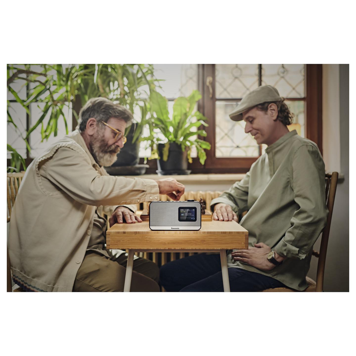 Radio portative Panasonic RF-D15, DAB+, FM, Tuner digjital, 3 W RMS, Ekran LCD 2,4", Kontroll rrotullues i volumit, Bateri AA - Zezë, argjend - 6