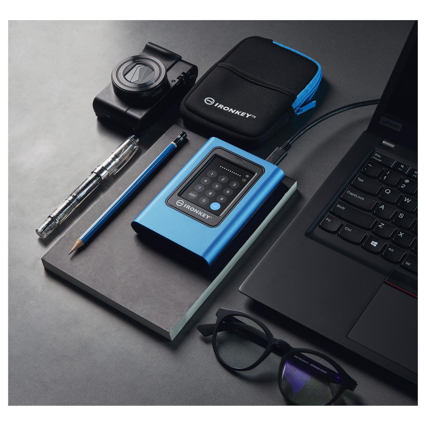 SSD e Jashtme Kingston IronKey Vault Privacy 80 / USB 3.2 Gen 1 / Type-C / Enkriptim XTS-AES 256-bit - Blu - 13