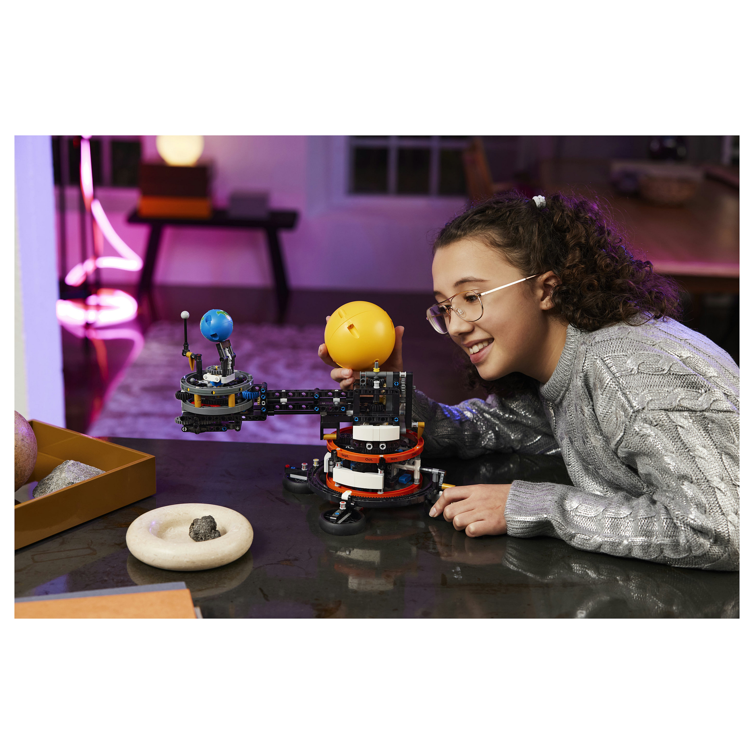 LEGO 42179 Technic Planet Earth and Moon in Orbit - 21