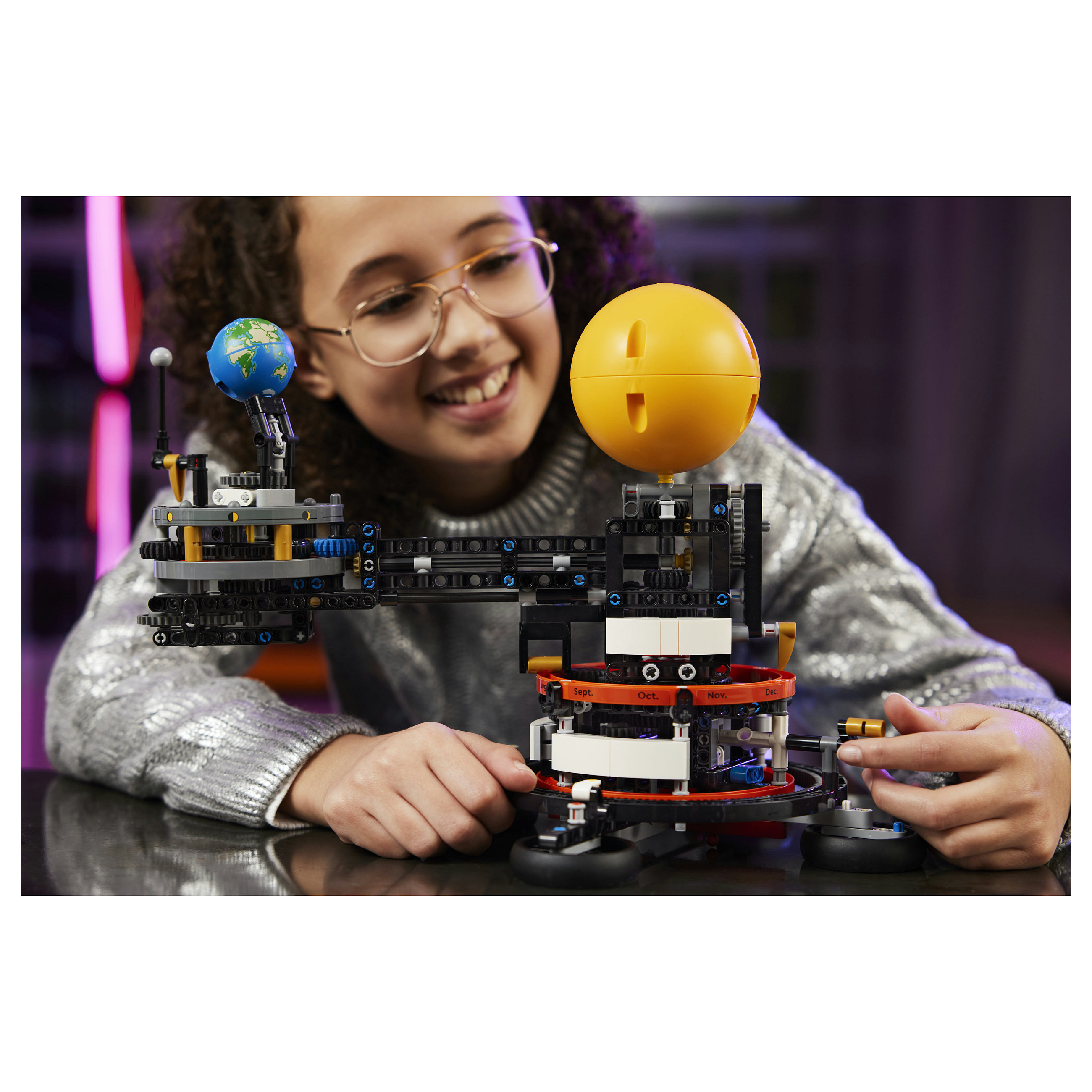 LEGO 42179 Technic Planet Earth and Moon in Orbit - 4