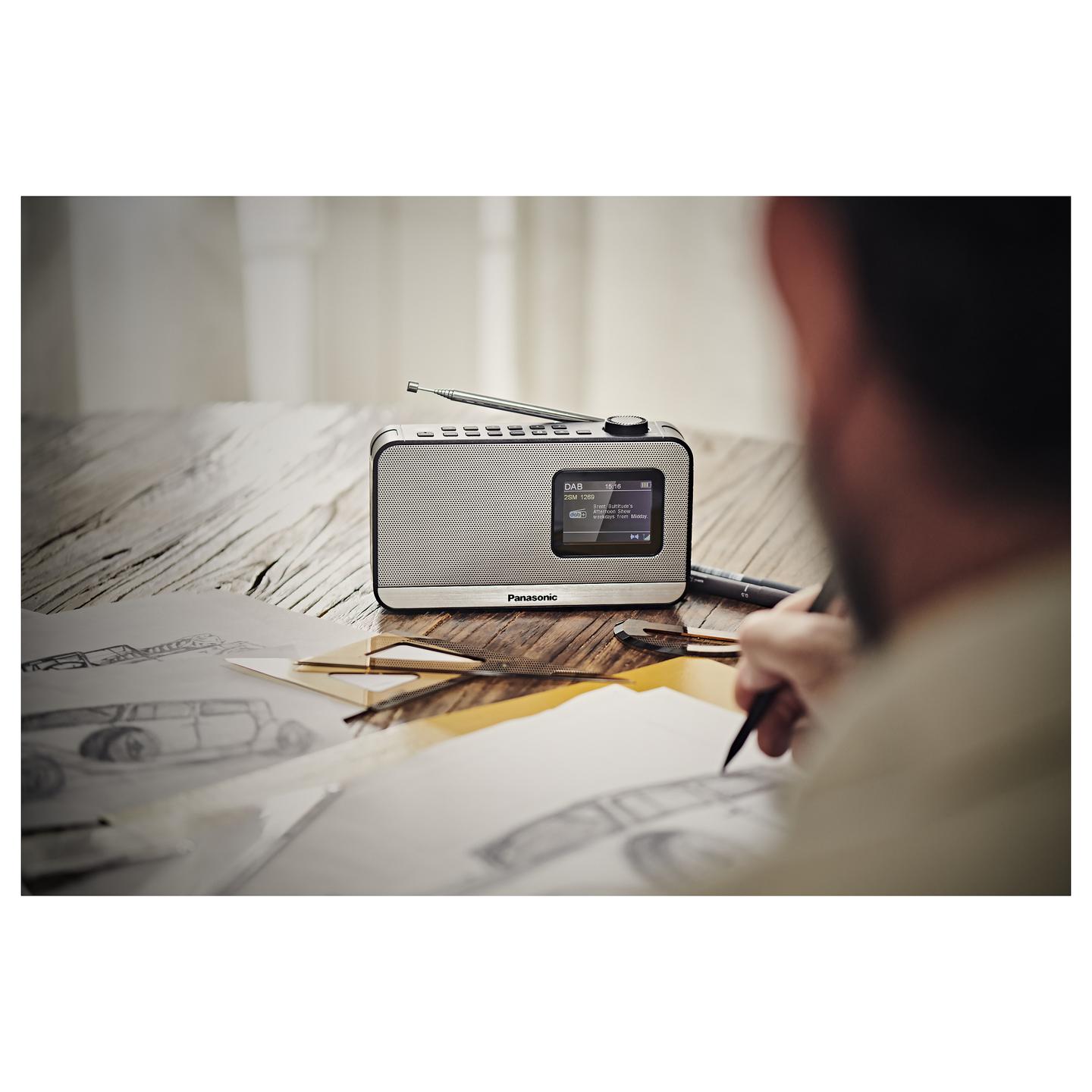 Radio portative Panasonic RF-D15, DAB+, FM, Tuner digjital, 3 W RMS, Ekran LCD 2,4", Kontroll rrotullues i volumit, Bateri AA - Zezë, argjend - 5