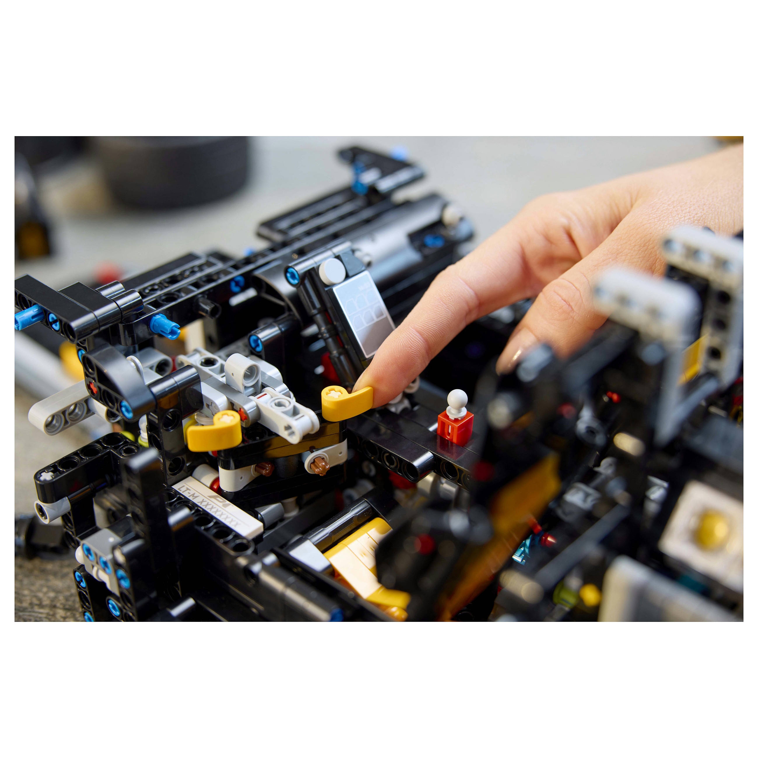 LEGO Technic McLaren P1 - 23
