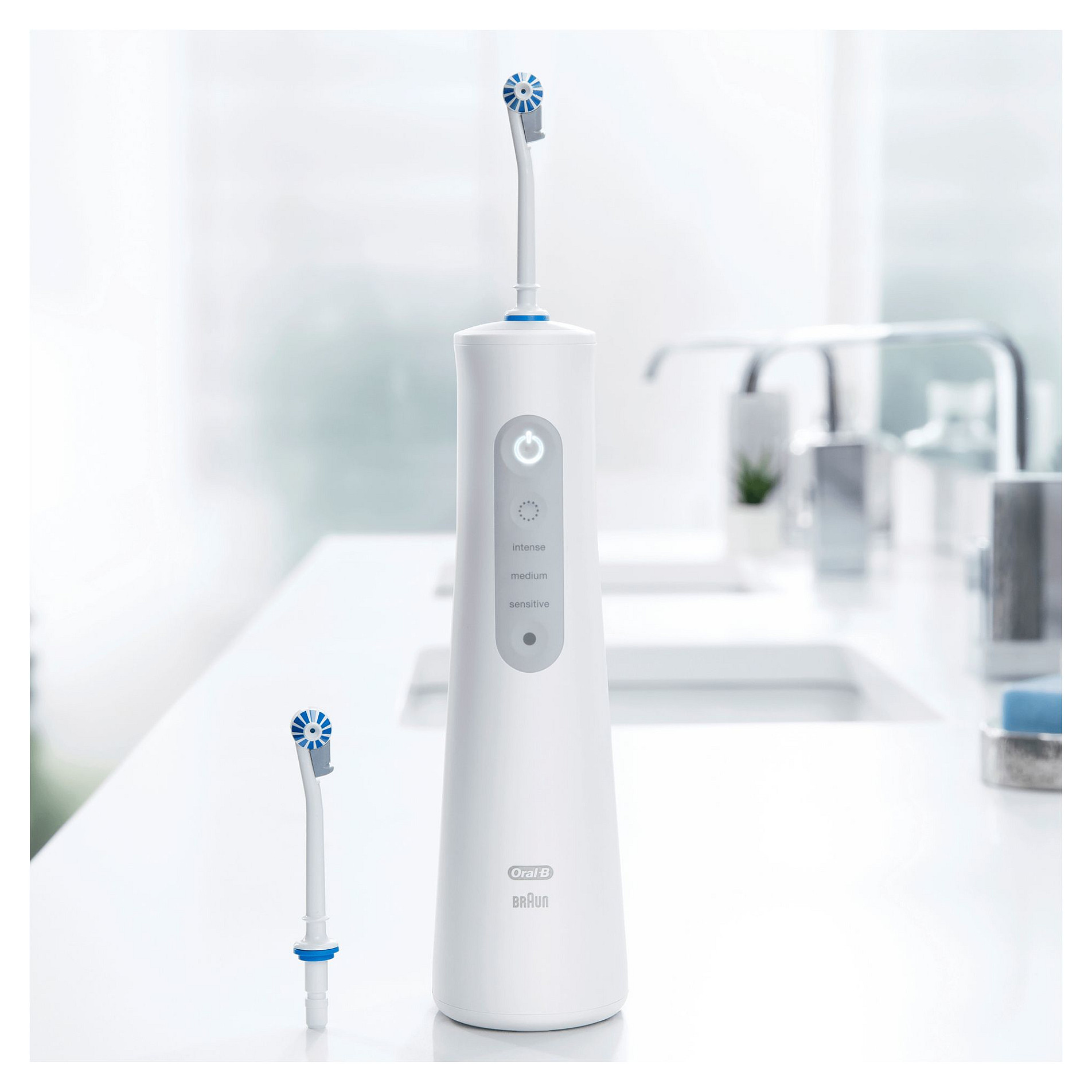 Pastrues oral me ujë Oral-B AquaCare 6 Pro-Expert / OxyJet / 6 Nivele / 2 Koka / Cordless – Bardhë - 5