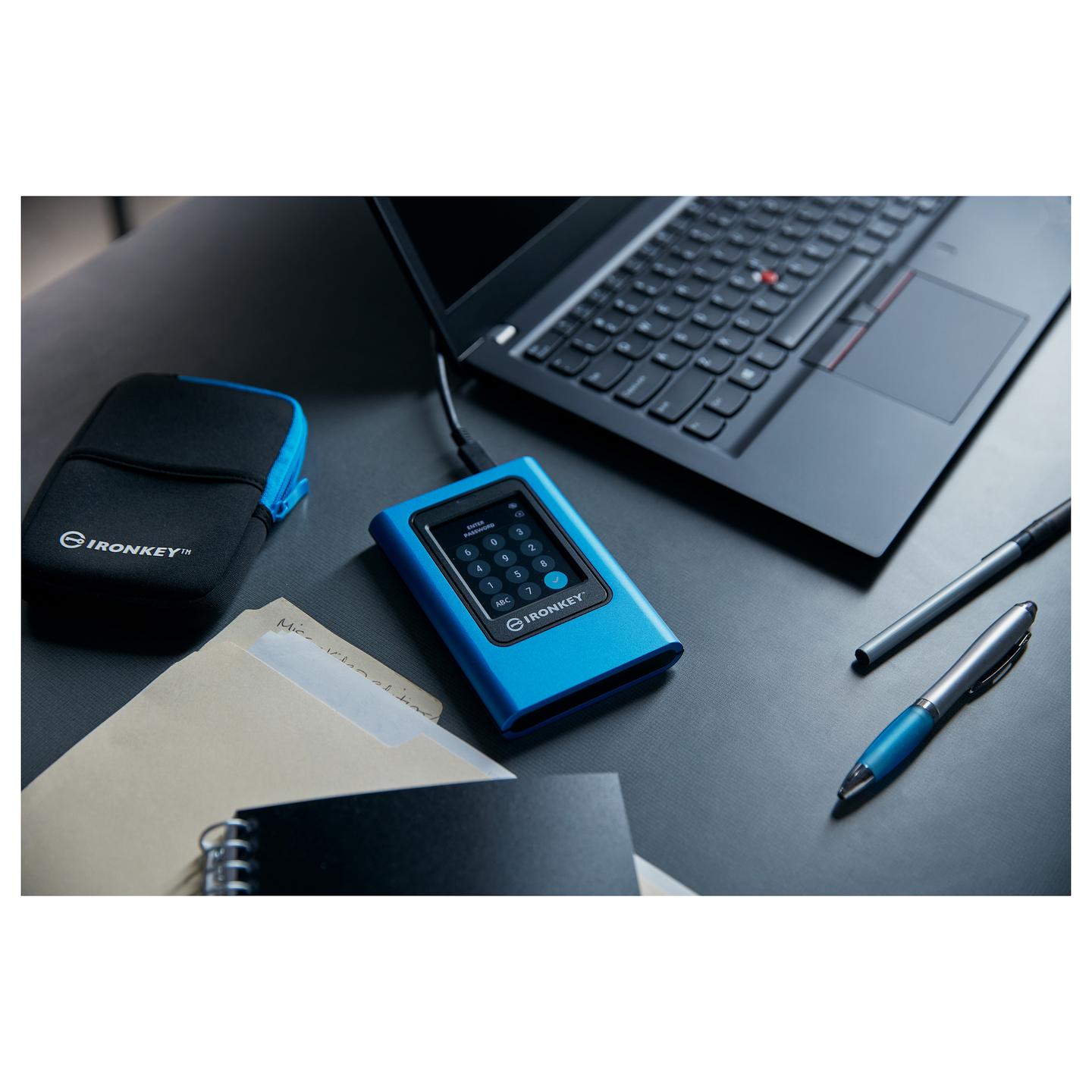 SSD e Jashtme Kingston IronKey Vault Privacy 80, 960GB, USB 3.2 Gen 1, Enkriptim AES 256-bit, Touchscreen - Blu - 8