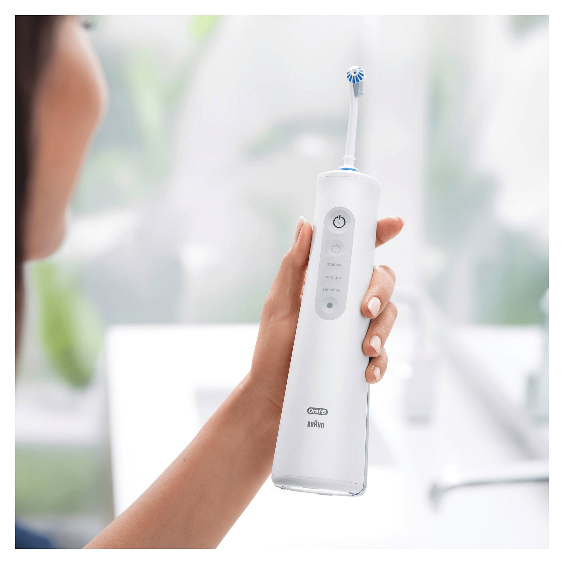 Pastrues oral me ujë Oral-B AquaCare 6 Pro-Expert / OxyJet / 6 Nivele / 2 Koka / Cordless – Bardhë - 3