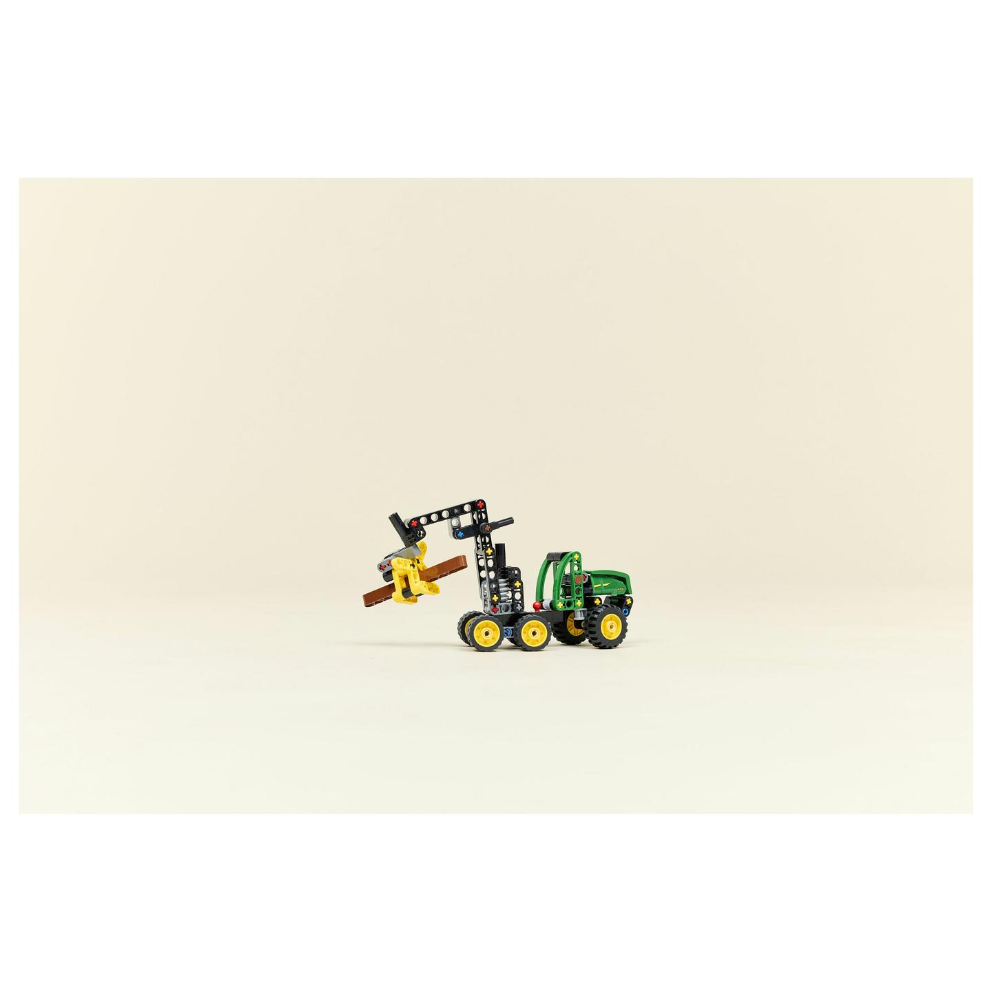 LEGO Technic John Deere 1470H Wheeled Harvester 42218 - 27