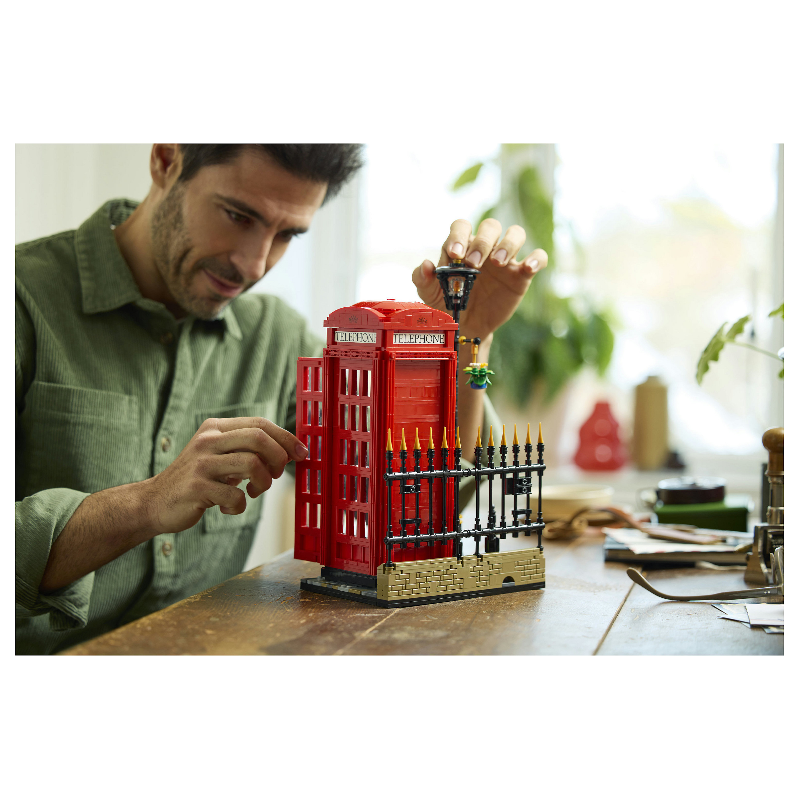 LEGO Ideas Red London Telephone Box 21347 - 3