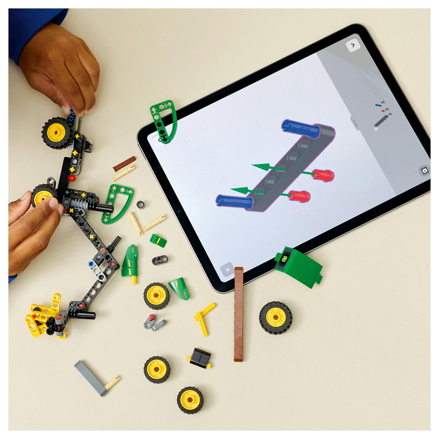 LEGO Technic John Deere 1470H Wheeled Harvester 42218 - 10