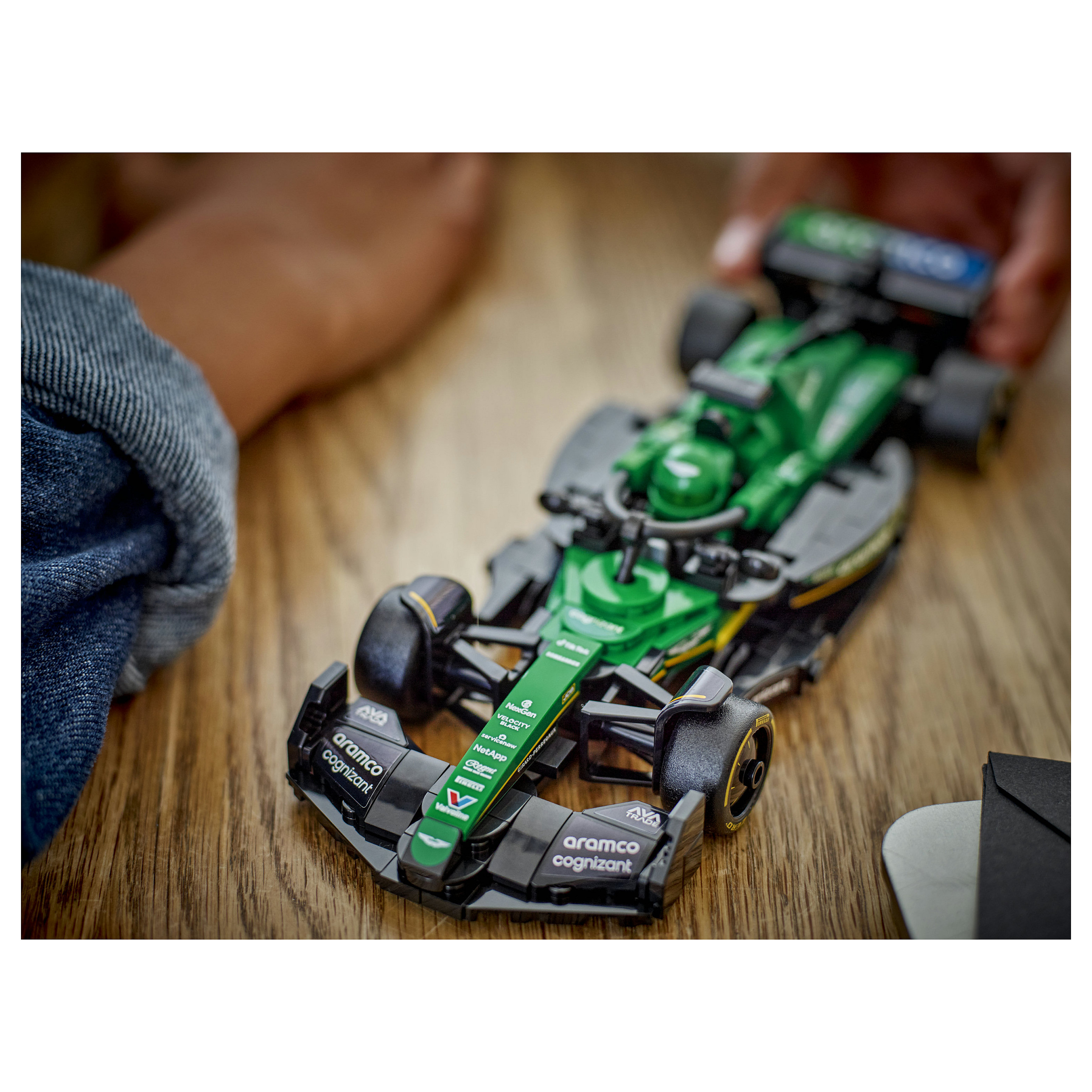 LEGO Speed Champions Aston Martin Aramco F1 AMR24 Rennauto 77245 - 9