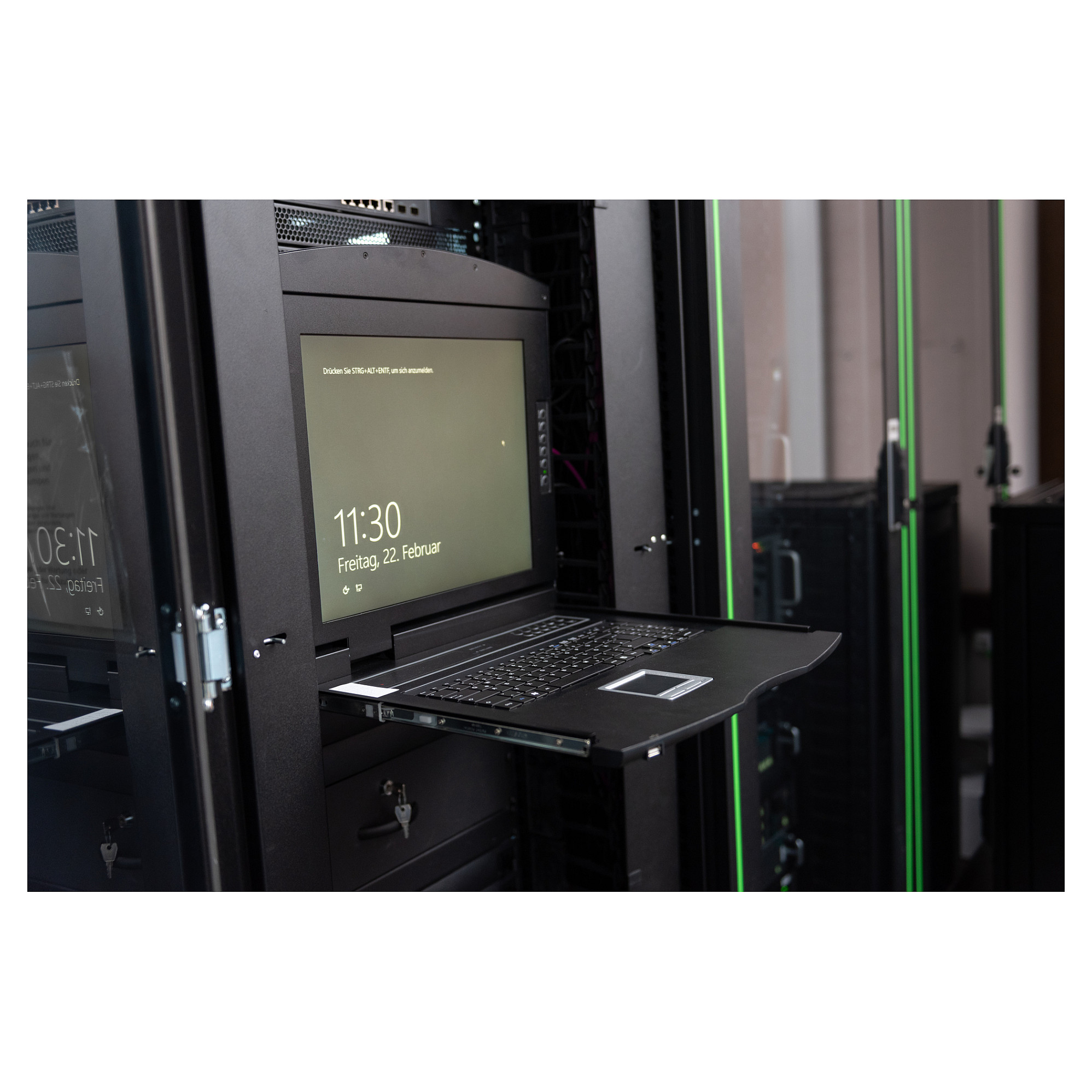 DIGITUS 19" LCD KVM Console / 16-Port VGA / German Keyboard - 2