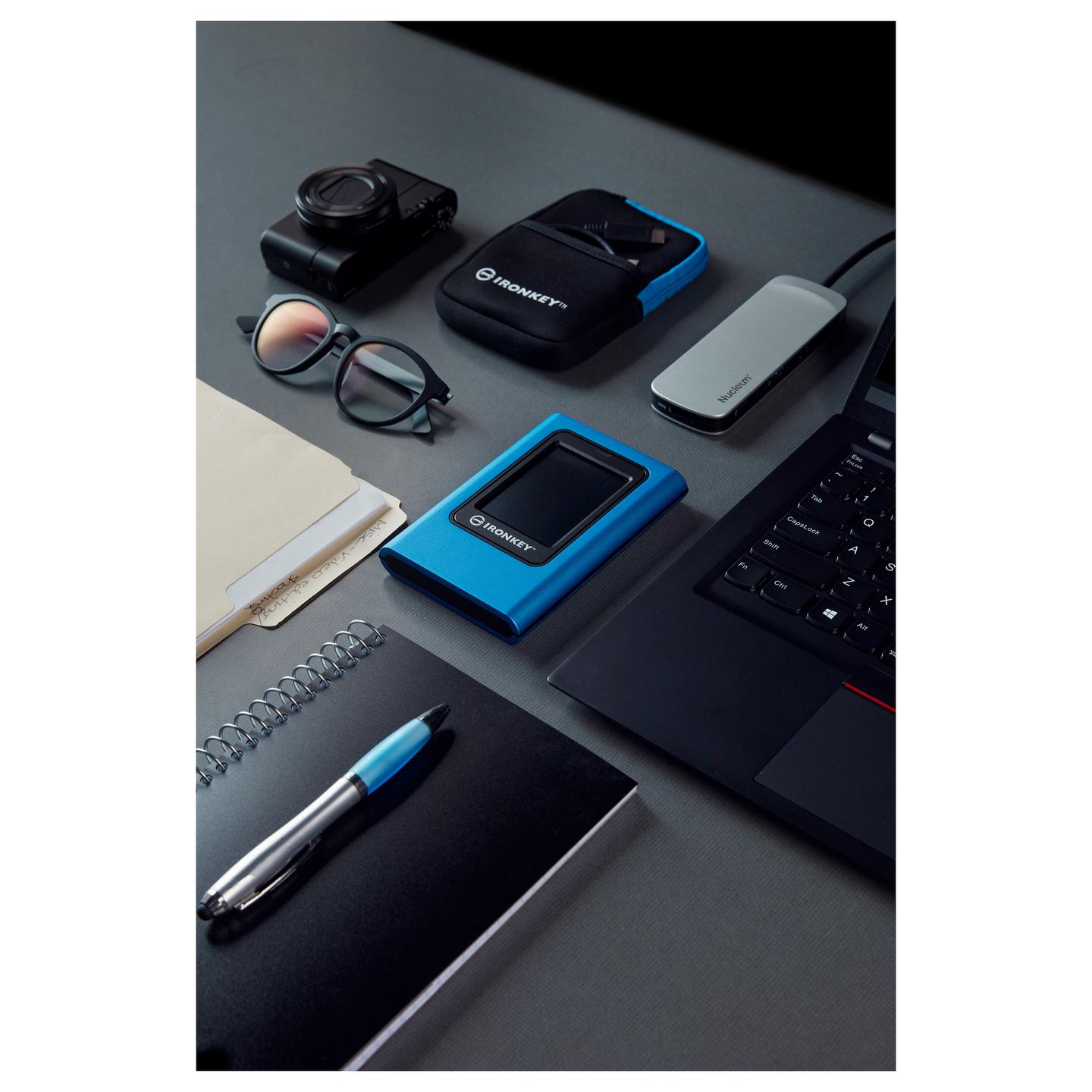 SSD e Jashtme Kingston IronKey Vault Privacy 80, 960GB, USB 3.2 Gen 1, Enkriptim AES 256-bit, Touchscreen - Blu - 10