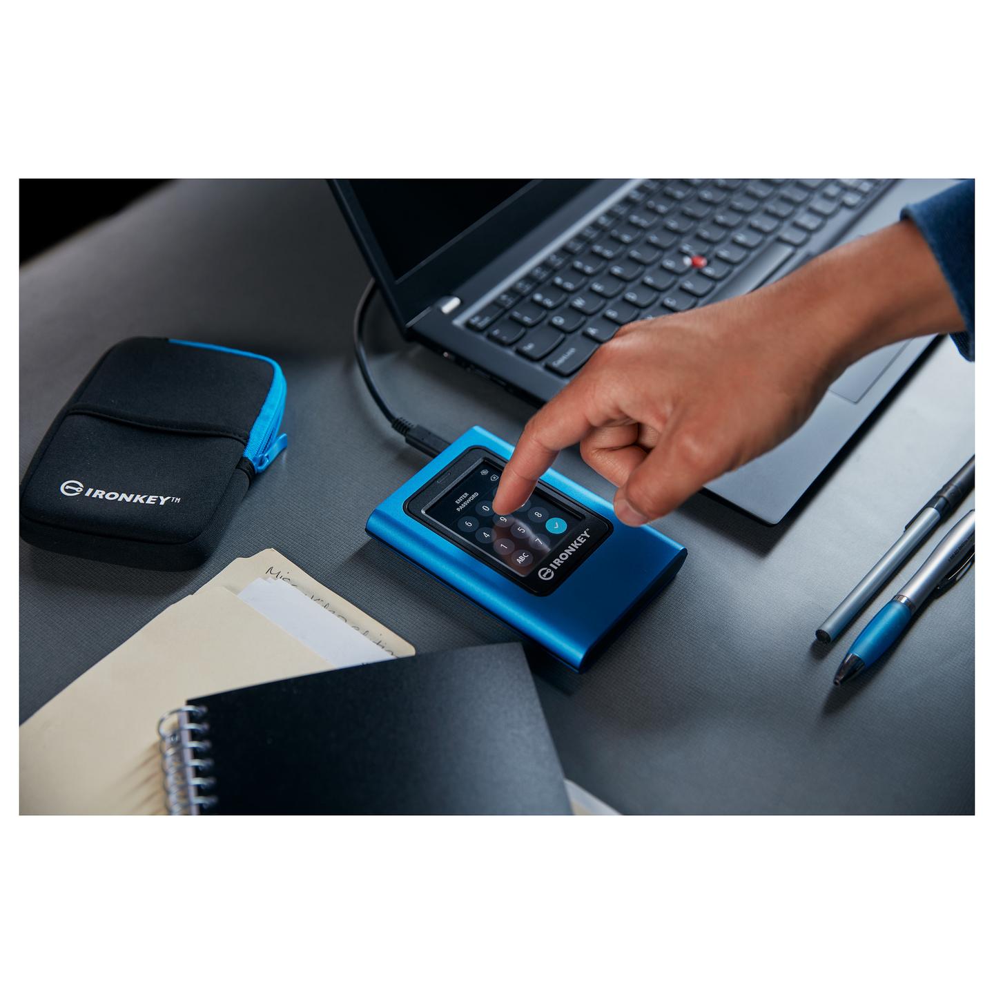 SSD e Jashtme Kingston IronKey Vault Privacy 80, 960GB, USB 3.2 Gen 1, Enkriptim AES 256-bit, Touchscreen - Blu - 9