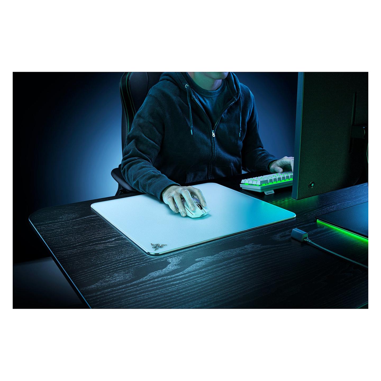 Mauspad Gaming Razer Atlas, Xham i Temperuar, 400 x 450 x 4mm, Sipërfaqe Ultra e Lëmuar, Bazë Antirrëshqitëse - Bardhë - 3