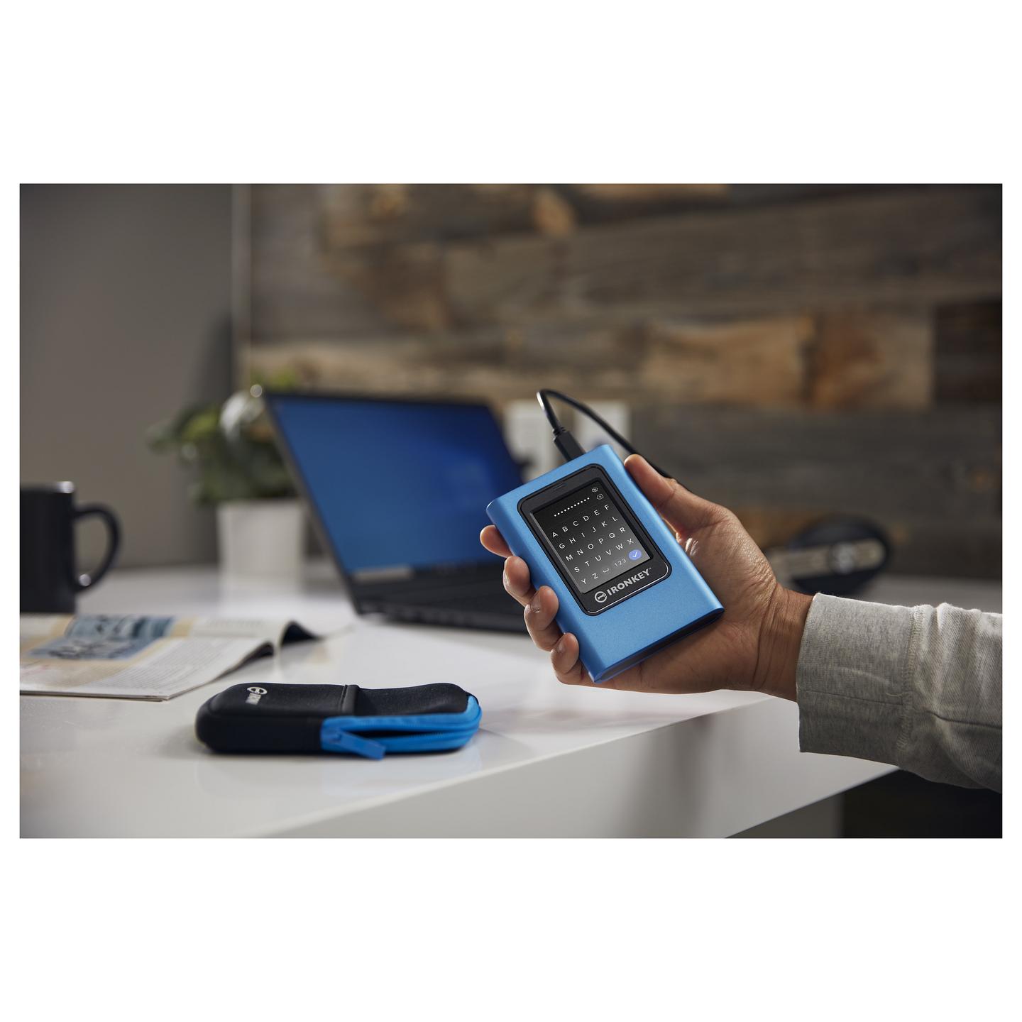SSD e Jashtme Kingston IronKey Vault Privacy 80, 960GB, USB 3.2 Gen 1, Enkriptim AES 256-bit, Touchscreen - Blu - 12