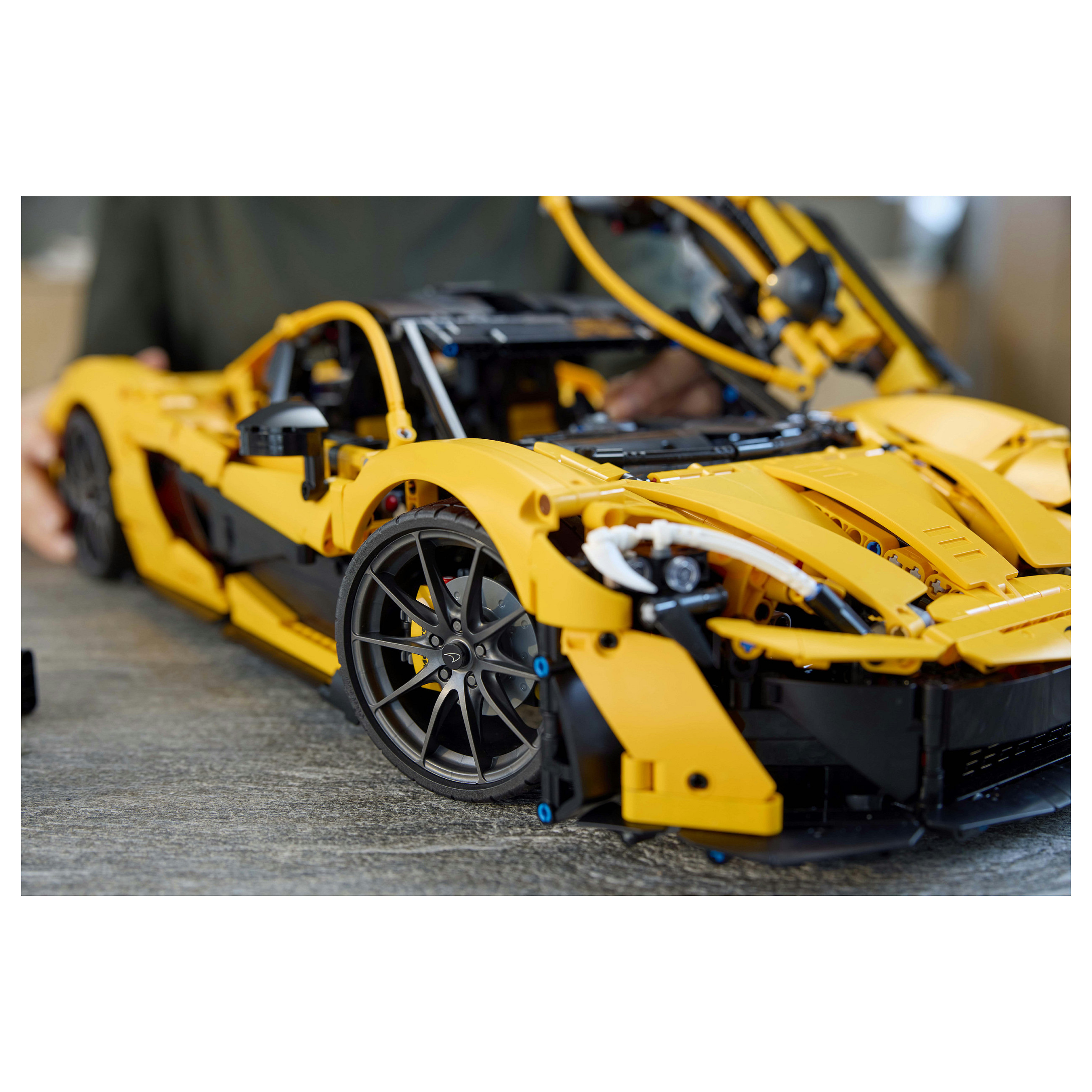 LEGO Technic McLaren P1 - 24