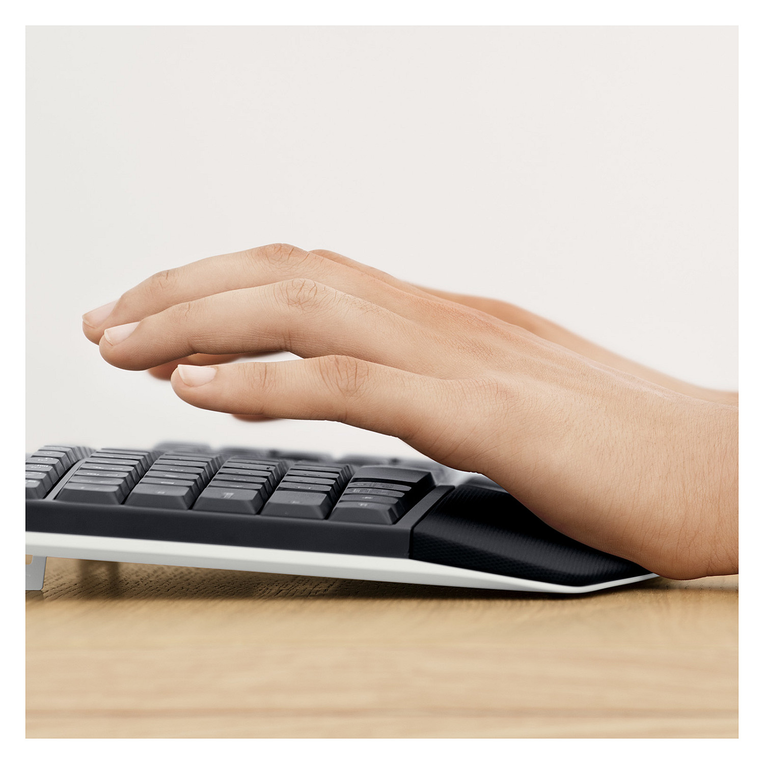 Combo (TastierĂ«&Maus) Logitech MK850 Performance Wireless Combo / Bluetooth + USB Unifying / 101 Taste / 8 Butona / Advanced Optical Tracking â ZezĂ« - 15
