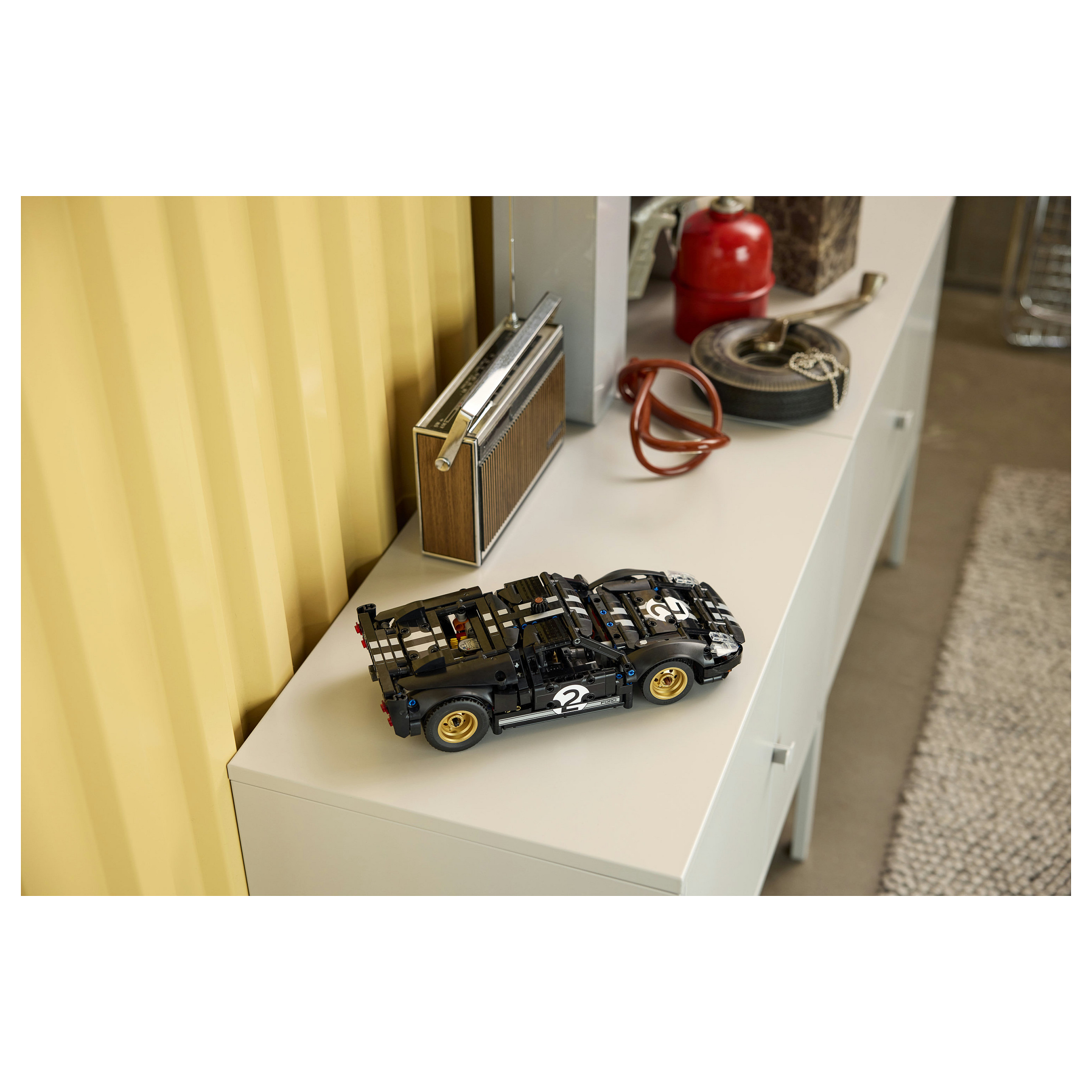 LEGO Technic 1966 Ford GT40 MKII Race Car 42223 - 27