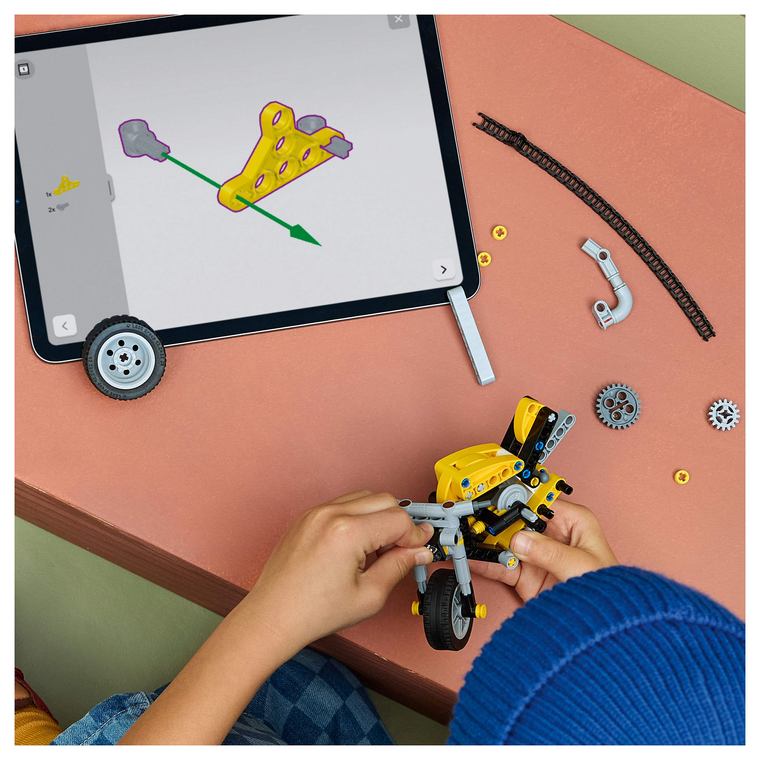 LEGO Technic Yellow Motorbike 42225 - 7