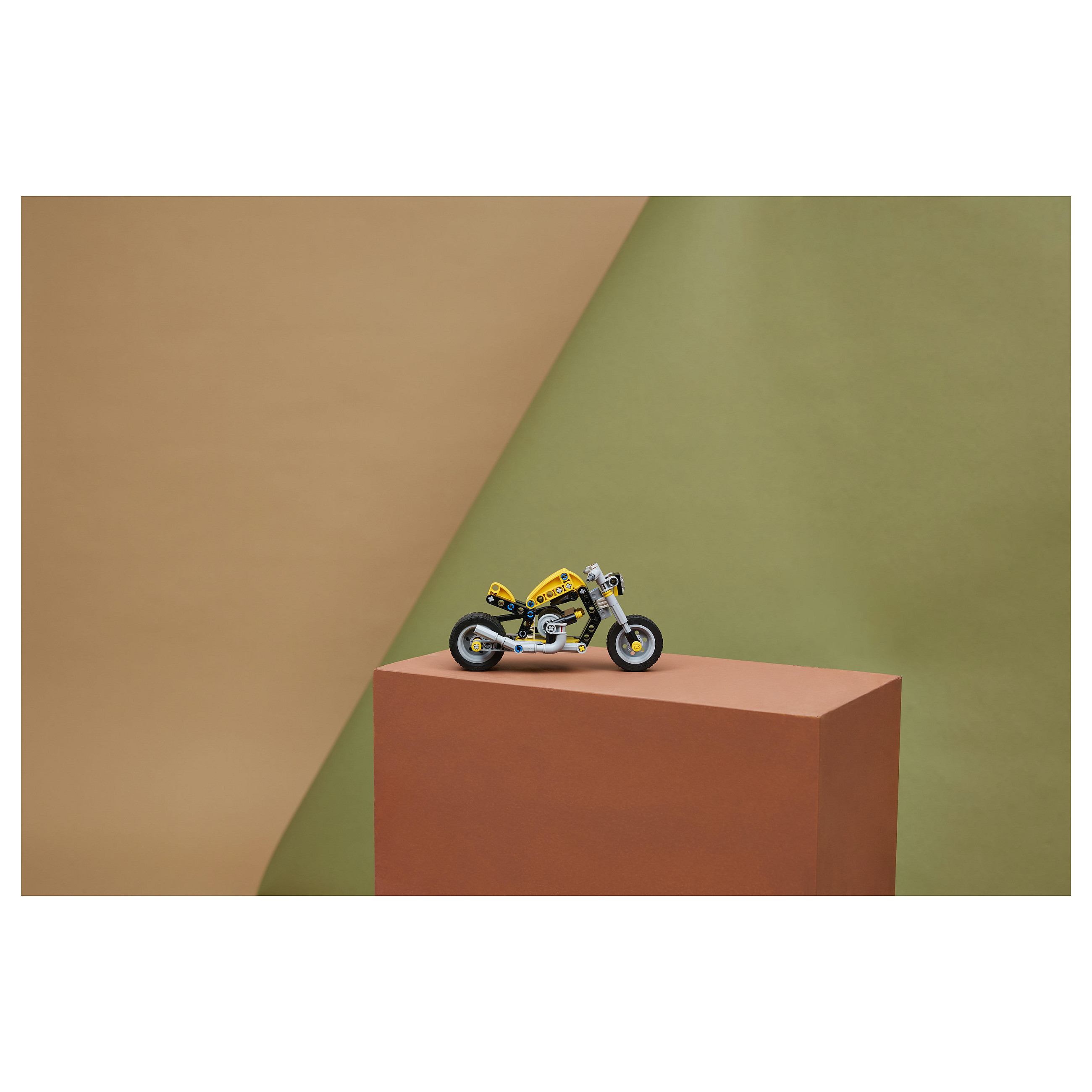 LEGO Technic Yellow Motorbike 42225 - 24