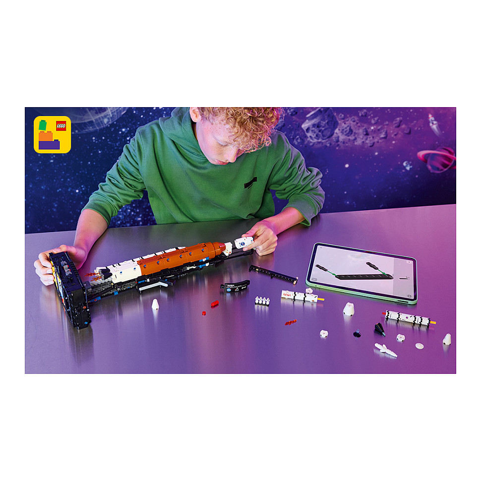 LEGO Technic NASA Artemis Space Launch System Rocket 42221 - 19