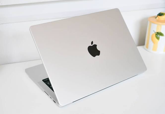 MacBook Pro M5 Pro 14.2" / 18 CPU / 20 GPU / 64GB / 1TB - Silver - 2