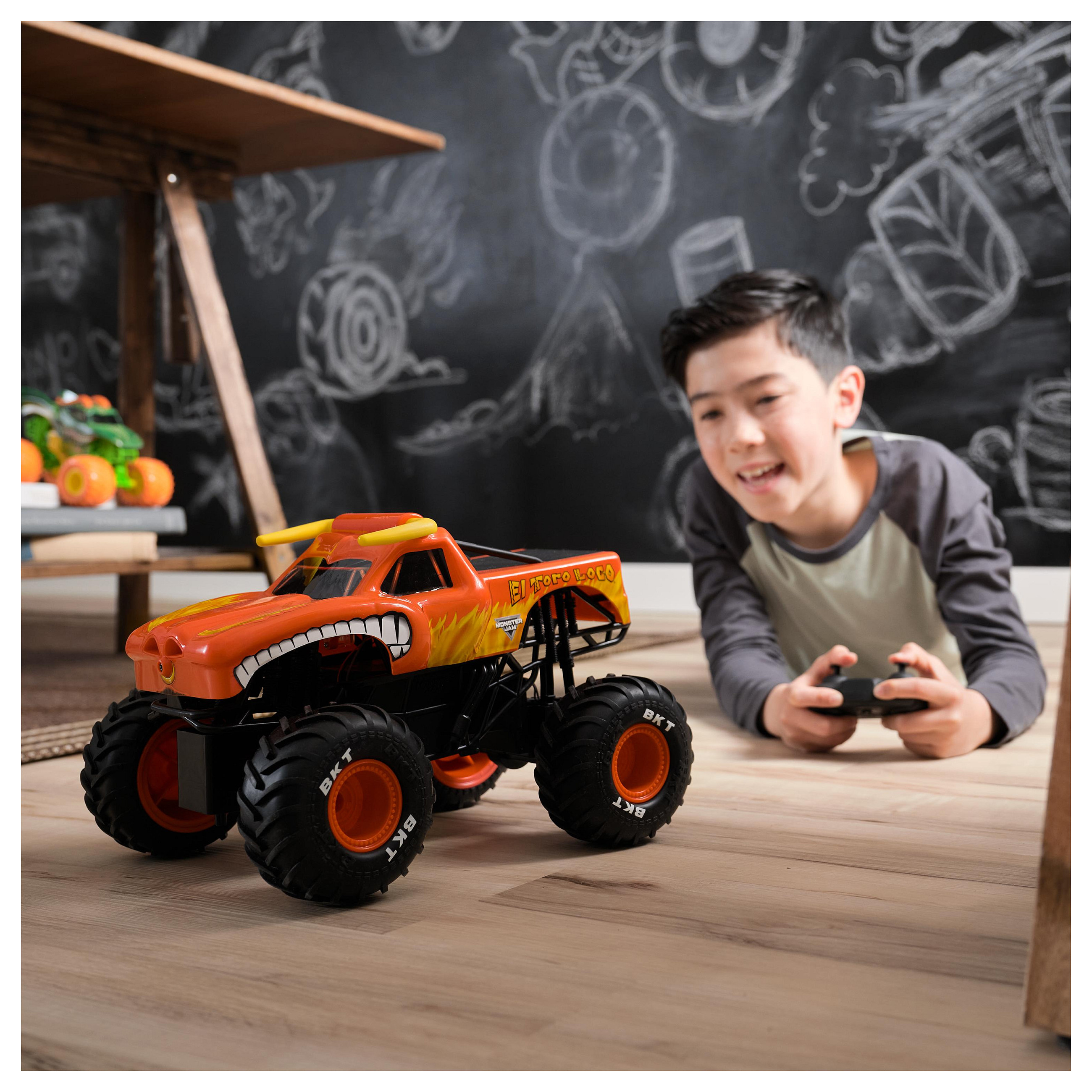 Lodra Spin Master Monster Jam El Toro Loco RC Monster Truck â 1:15 Scale / 2.4 GHz / Smoke Effects / Dual Joystick - ZezĂ«/Portokalli - 3
