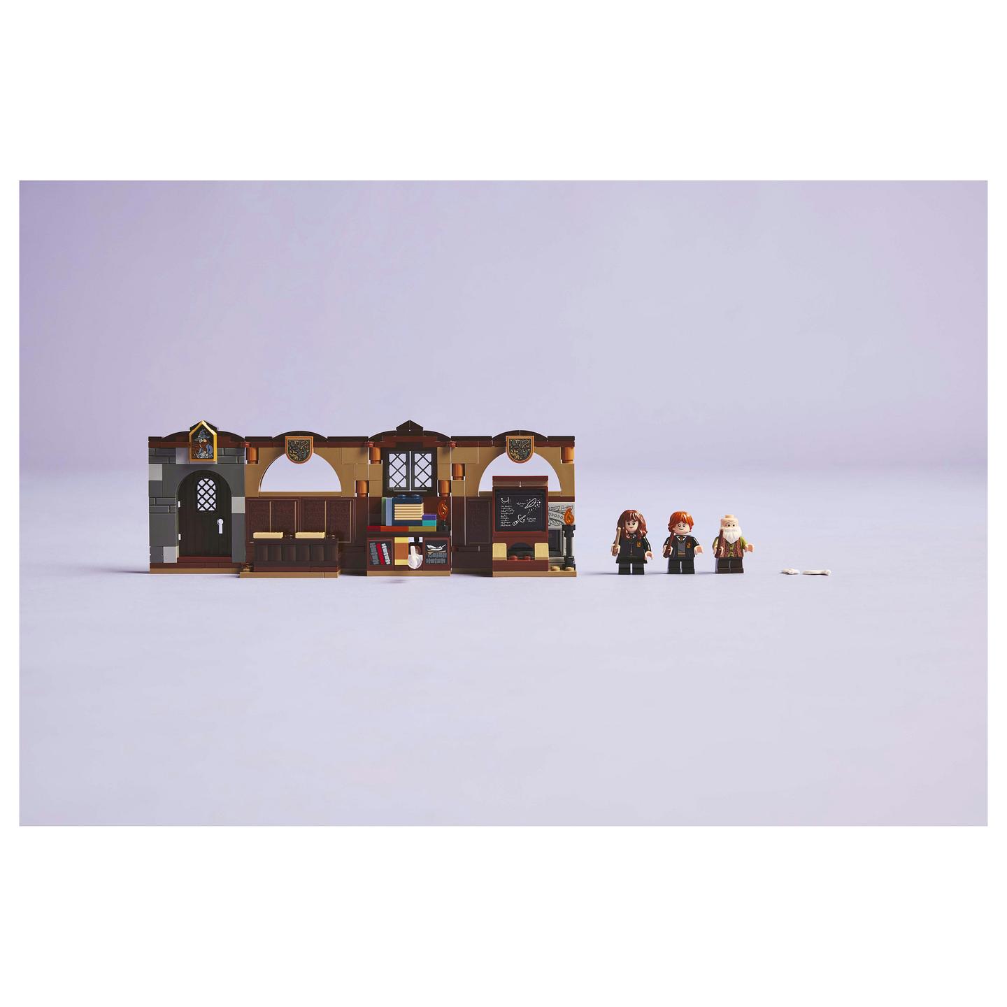LEGO Harry Potter Hogwarts Castle: Charms Class - 23