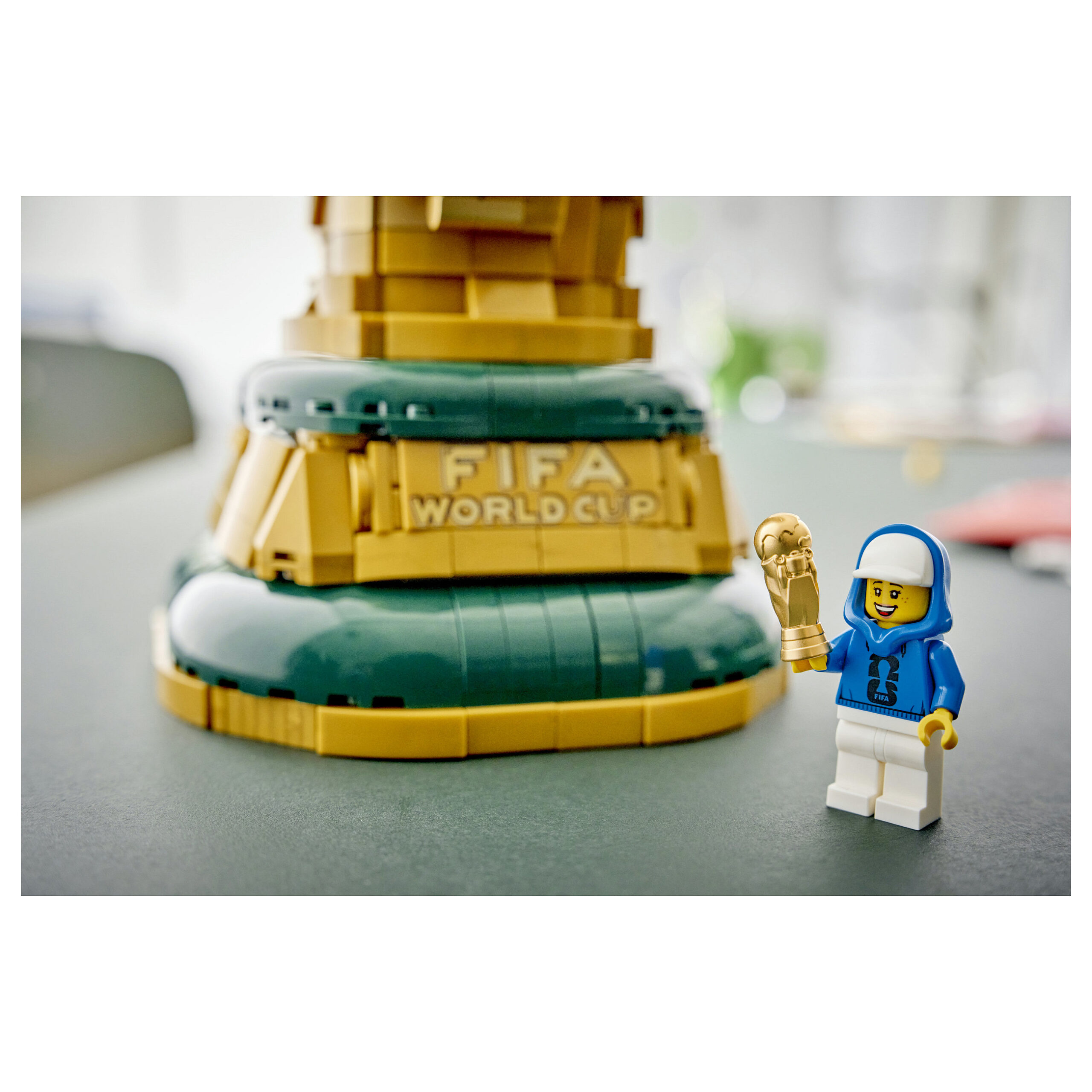 LEGO Editions Sports Official FIFA World Cup Trophy 43020 - Figura 2