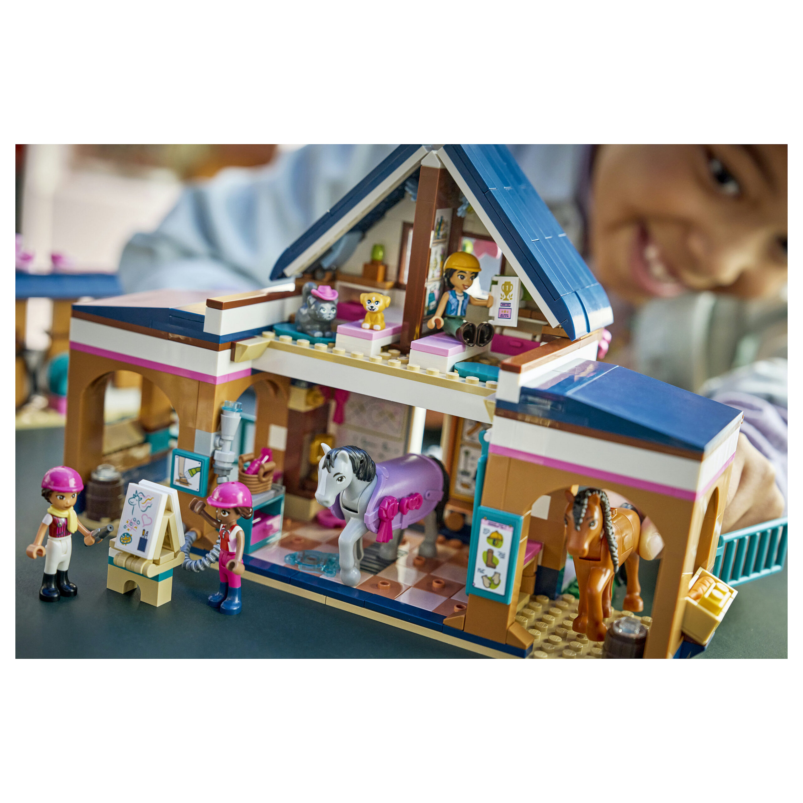 LEGO Friends Horse Stable and Riding Academy 42688 - Figura 3