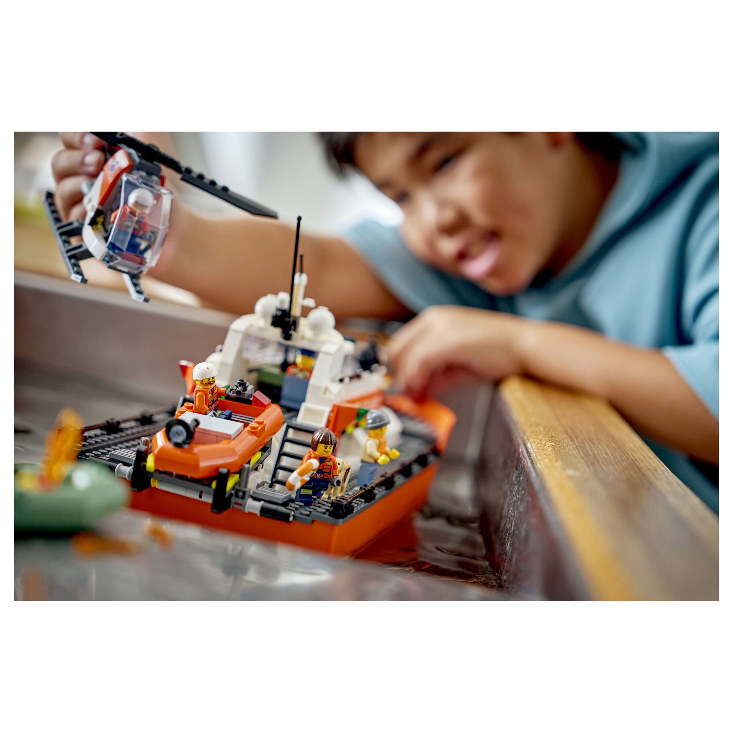 LEGO City Coast Guard Rescue Boat and Helicopter 60504 - Figura 3