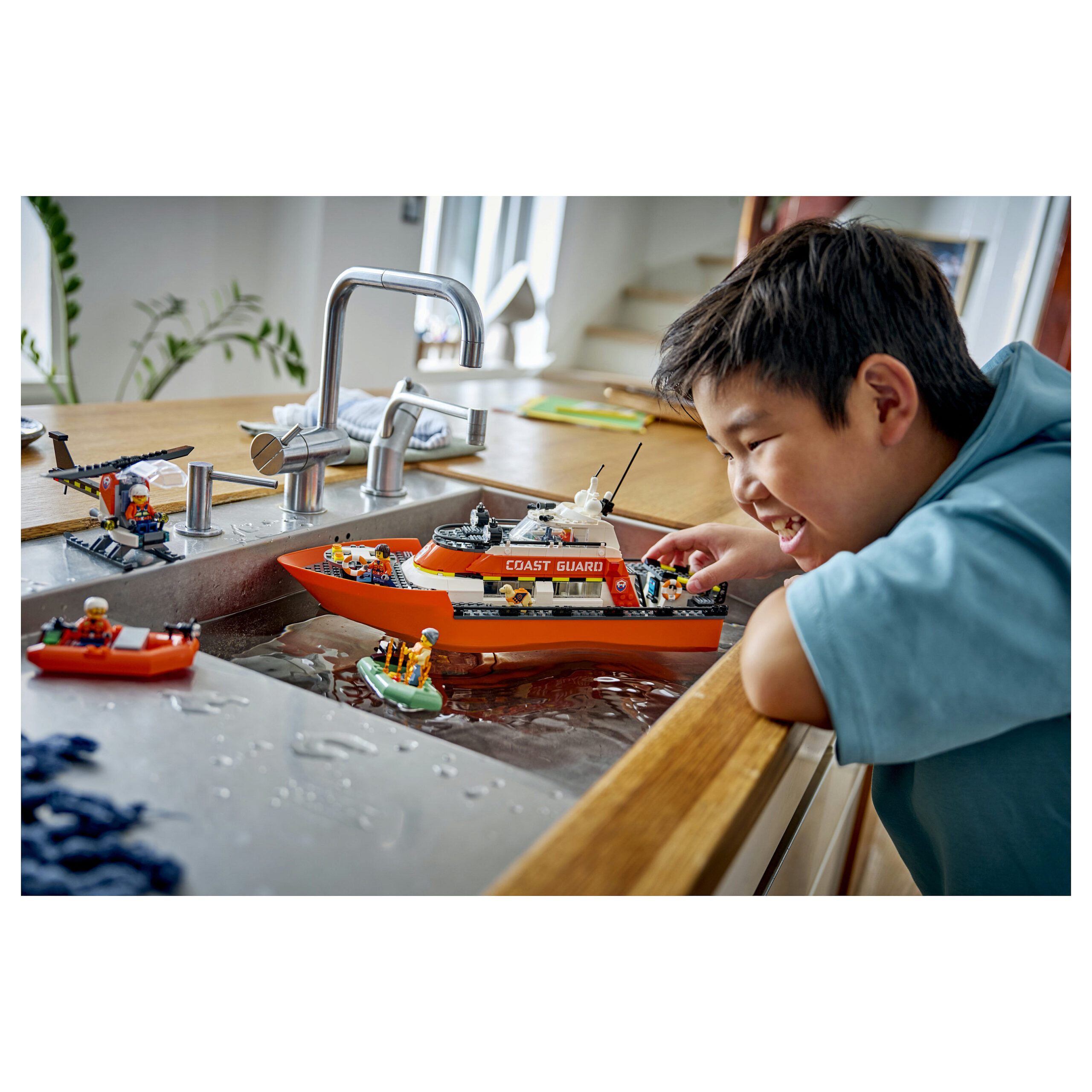 LEGO City Coast Guard Rescue Boat and Helicopter 60504 - Figura 4