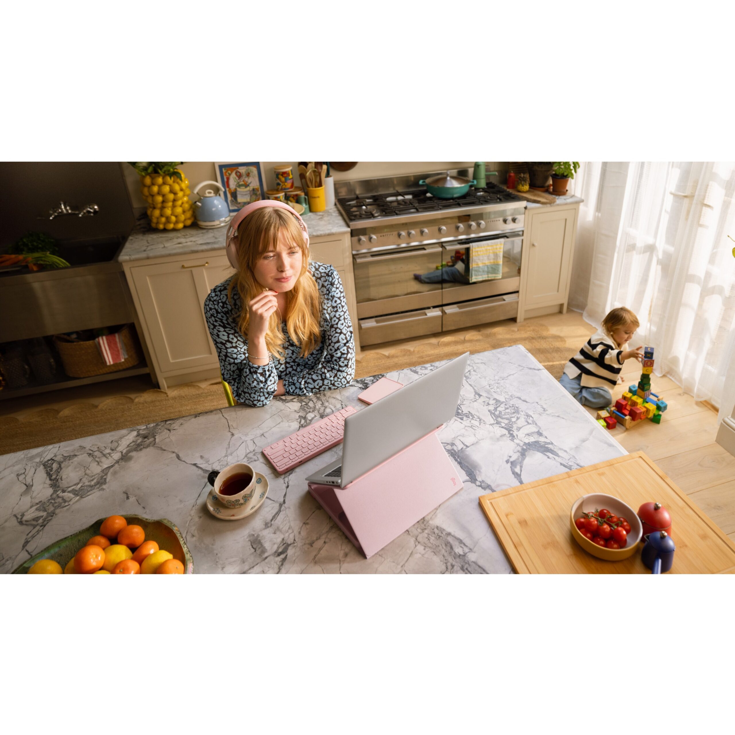 Aksesorë për tablet Logitech CASA Pop-Up Desk / Tastierë pa kabllo + Touchpad + Stand për laptop / QWERTY Layout – Rozë - Figura 3