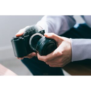 Kamerë digjitale Sony ZV-E10 me Objektiv AF E 16-50mm / 24.2 MP CMOS Touchscreen / Digital zoom: 8x / 4K Ultra HD / e zezë