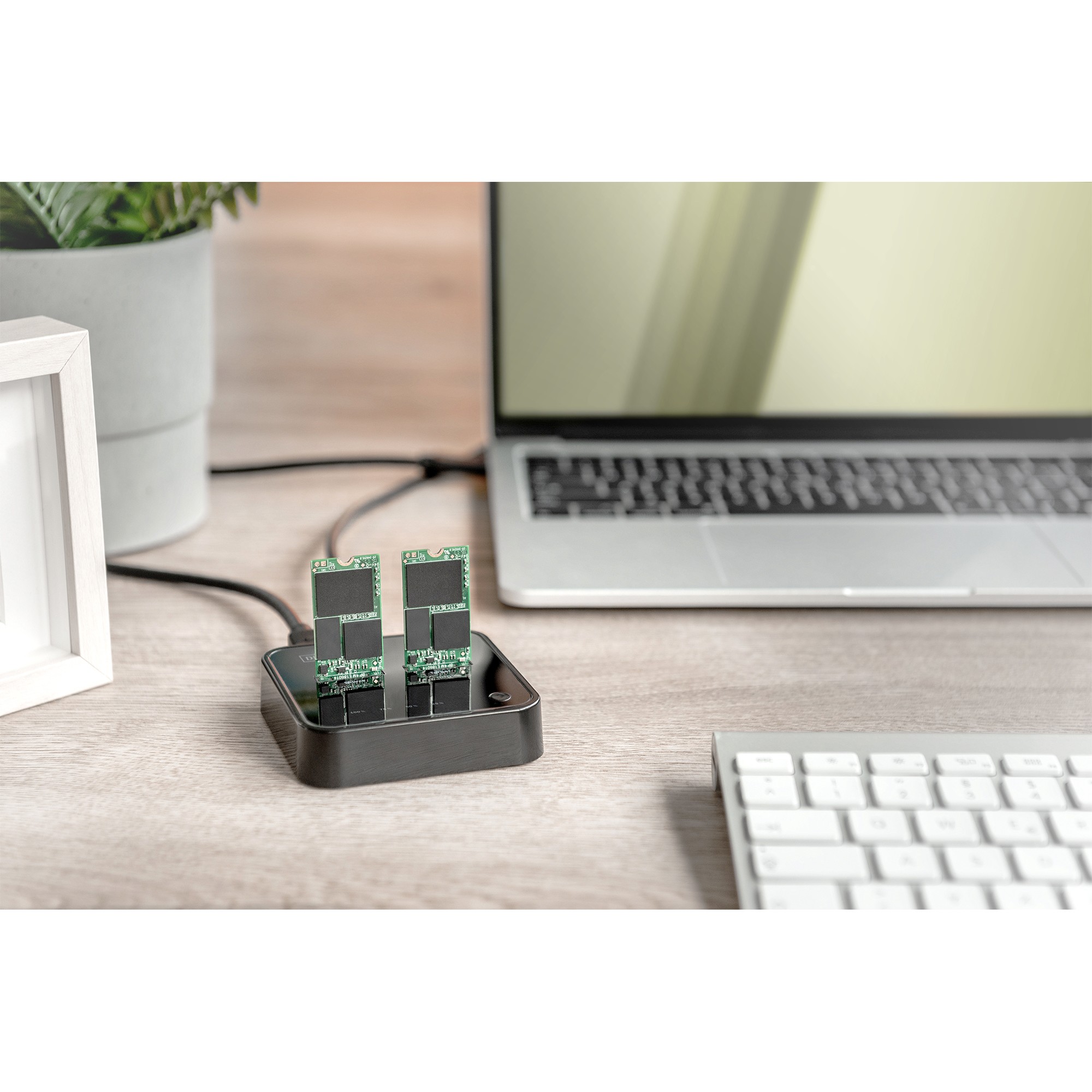 Docking Station DIGITUS Dual M.2 NVMe SSD Docking Station with SD Expansion Card Reader - Figura 3