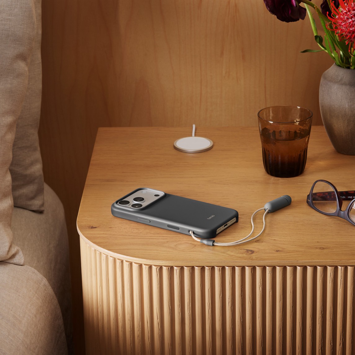 Beats Kickstand Case iPhone 17 Pro with MagSafe and Camera Control (Granite Gray) - Figura 4