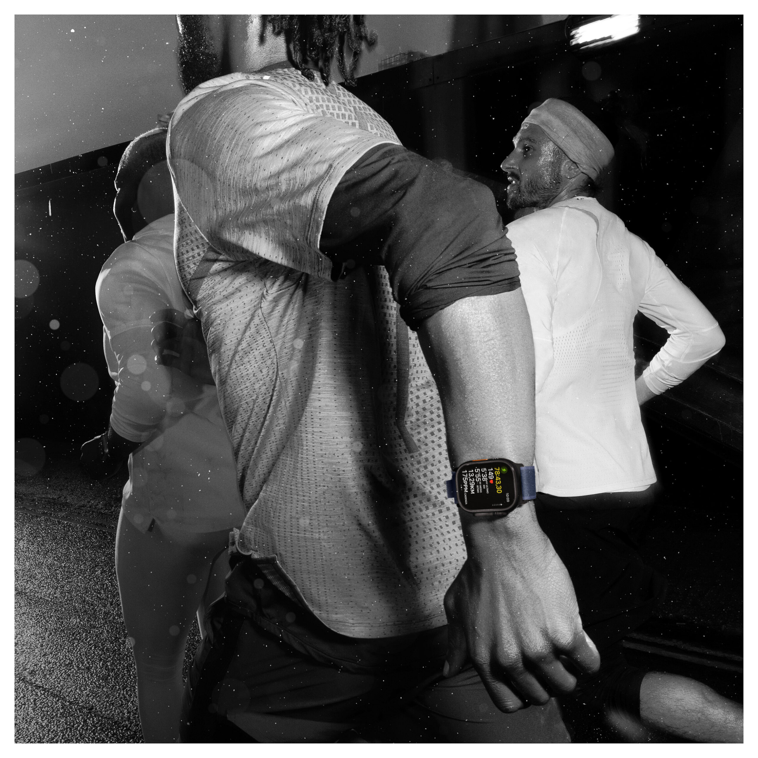 Apple Watch Ultra 2 / GPS + Cellular / 49mm / Natural Titanium Case / Natural Titanium Milanese Loop - L - Figura 3